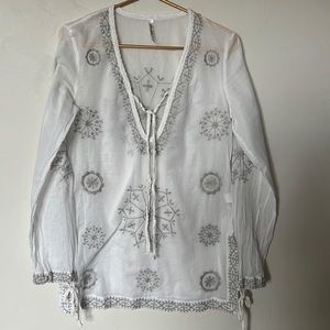 MUR‎ MUR Sheer Top with Embroidered Flowers Sz Medium